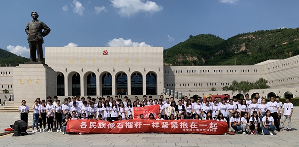 44a8eb91396c4df5bea7e8ba06ce434b.jpg 2019级预科生参观延安革命纪念馆_副本.jpg