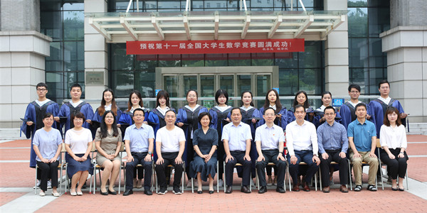 a12421b600954d9a9f67b21b43ca7cf2.jpg 毕业研究生合影.jpg