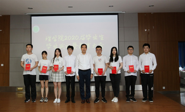 a496f823110a40b1a9c150733ed82620.jpg 谢迎革副院长颁奖.jpg