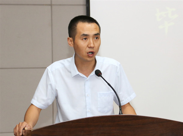 b26ea33f8eda421599cee0a66be95fae.jpg 教师代表杨斌副教授发言.jpg