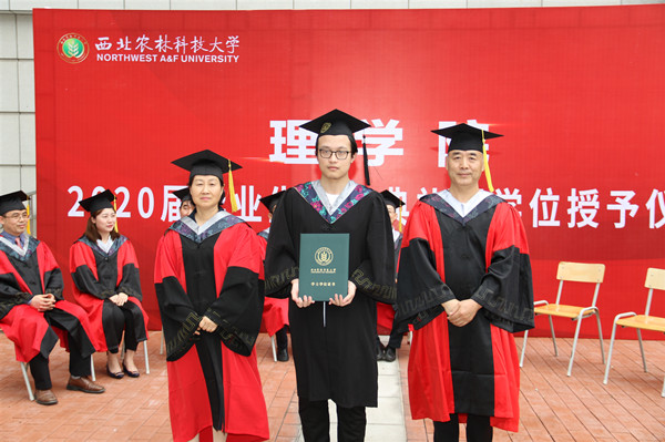 e439648563504e50b96239225c2a1f6f.jpg 学位授予(第三组).jpg