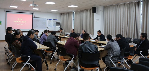 942a0f59bab94477bf760e5c4570f72c.jpg 会议现场_副本.jpg